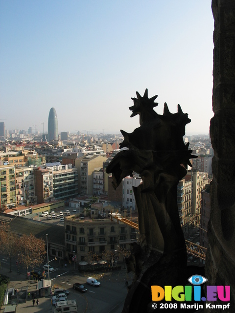 20764 Sculpture and view over Barcelona